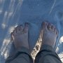 Oui, oui, pieds nus dans le sable chaud.